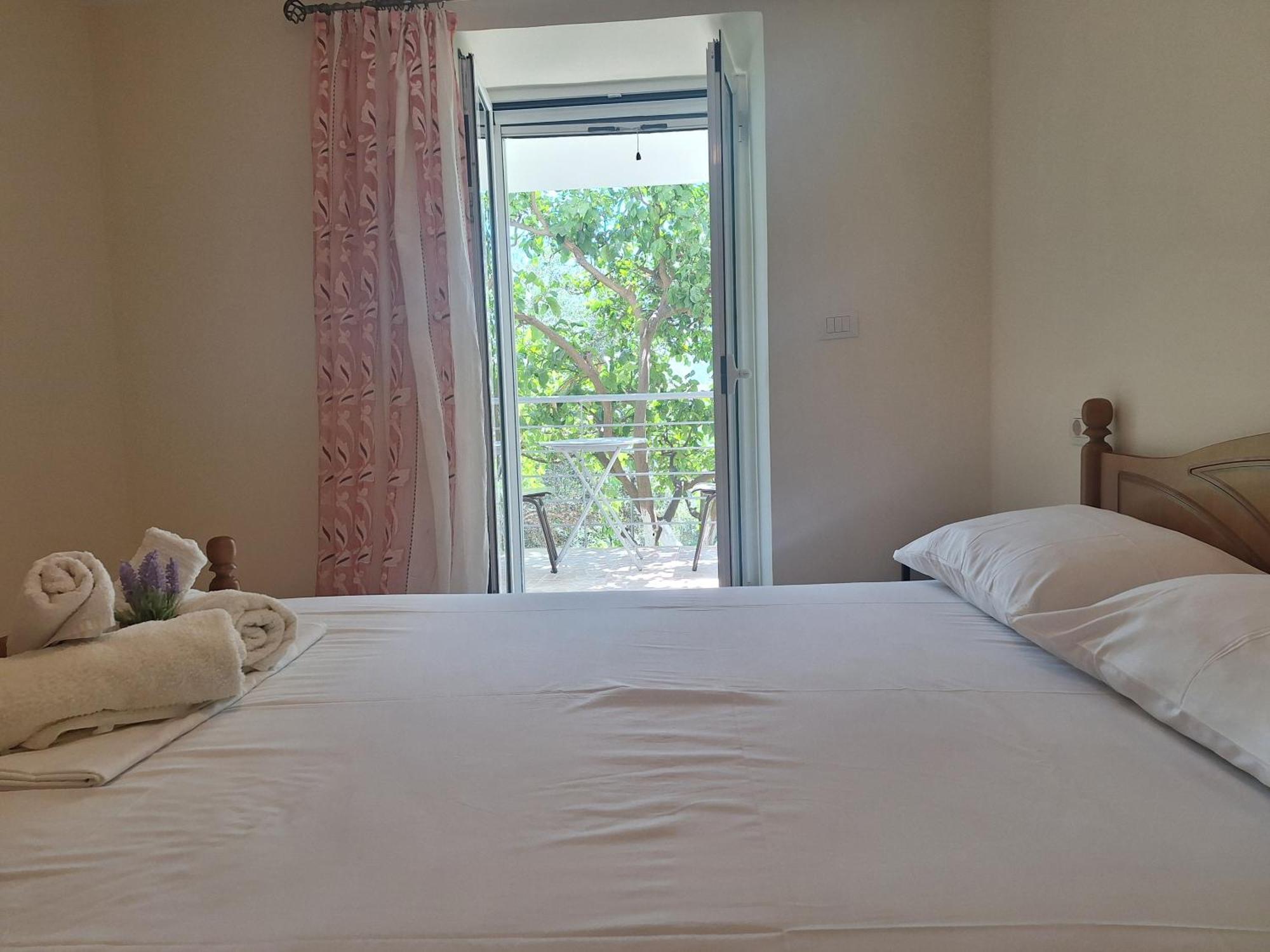 Lucas Apartments Himare Exterior foto